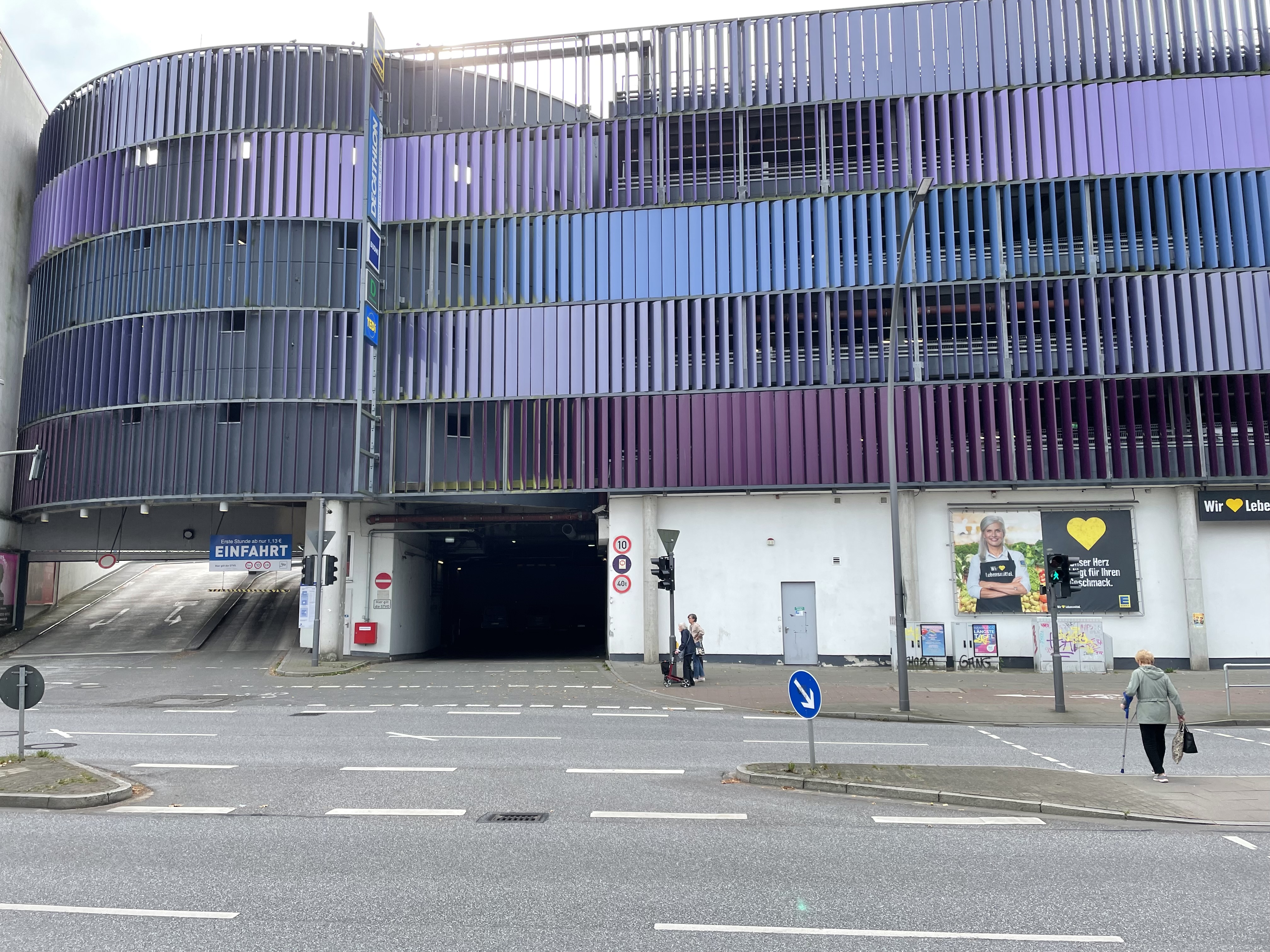 Parkhaus des Krohnstieg Centers mit violett-blauer Fassade und Einfahrt